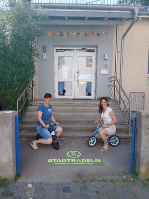 Bild vergr&ouml;&szlig;ern: Das aufgespr&uuml;hte Stadtradel-Logo vor der Kita Seebachfr&ouml;sche in Westhofen.