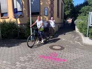 Bild vergr&ouml;&szlig;ern: Das aufgespr&uuml;hte Stadtradel-Logo vor der Verbandsgemeindeverwaltung in Westhofen.