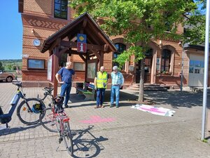 Bild vergr&ouml;&szlig;ern: Das aufgespr&uuml;hte Stadtradel-Logo in Dittelsheim-He&szlig;loch mit den dortigen Radfans.
