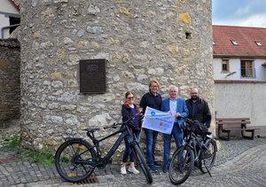 1. &Uuml;bergabe der Stadtradelfahne in Dalsheim